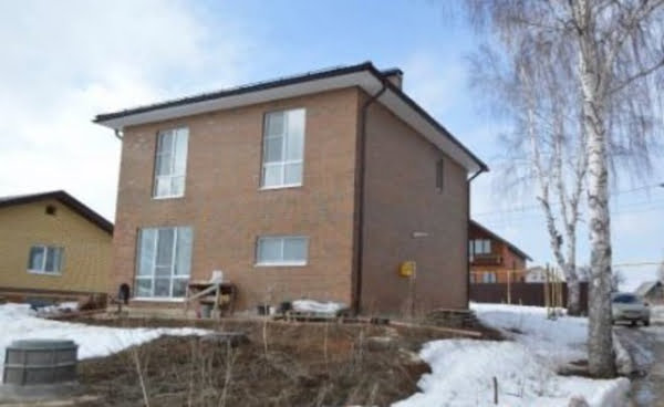 «Жить здесь опасно» — семья из Кощаково жалуется на застройщика за продажу дома в овраге