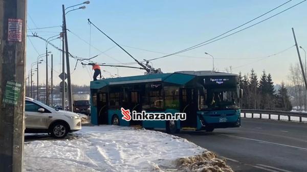 В Казани новый троллейбус запутался в проводах