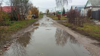 Рядом с богатым гольф-клубом местные жители Займища тонут в грязи