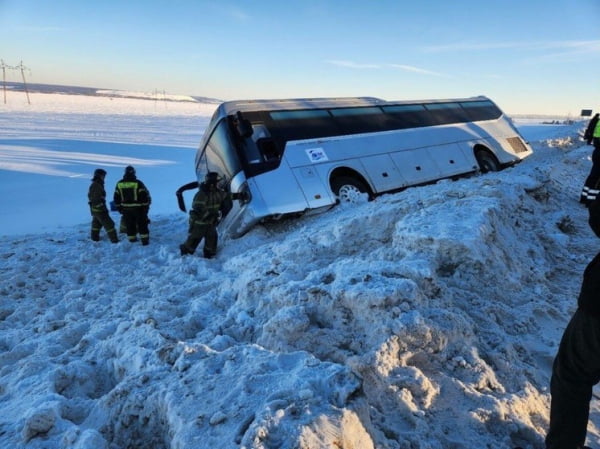 В Нижнекамском районе автобус с пассажирами вылетел с трассы