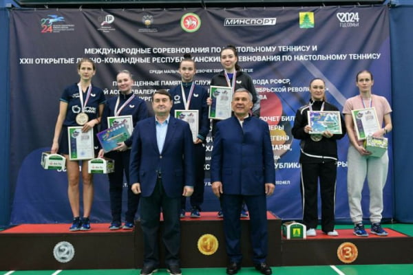 Раис РТ и Левитин в Богатых Сабах наградили победителей турнира по настольному теннису