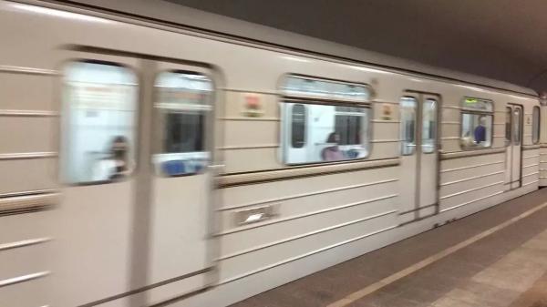 Утро понедельника началось для казанцев со сбоя в метро