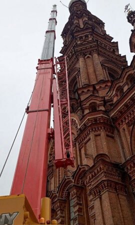 На колокольню Богоявленского собора в Казани подняли новый колокол